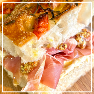 Extra special: Parmezaanse kaasboter met serranoham en grove mosterd!