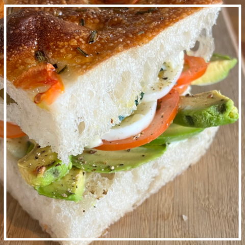 Avocado met pestospread komkommer tomaat en ei!