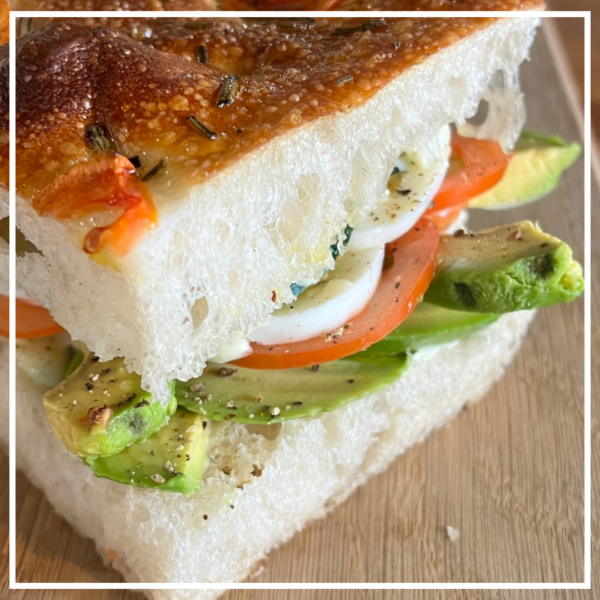 Avocado met pestospread komkommer tomaat en ei!