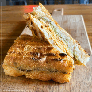 Kip Kaas Pesto! The big Toasty!